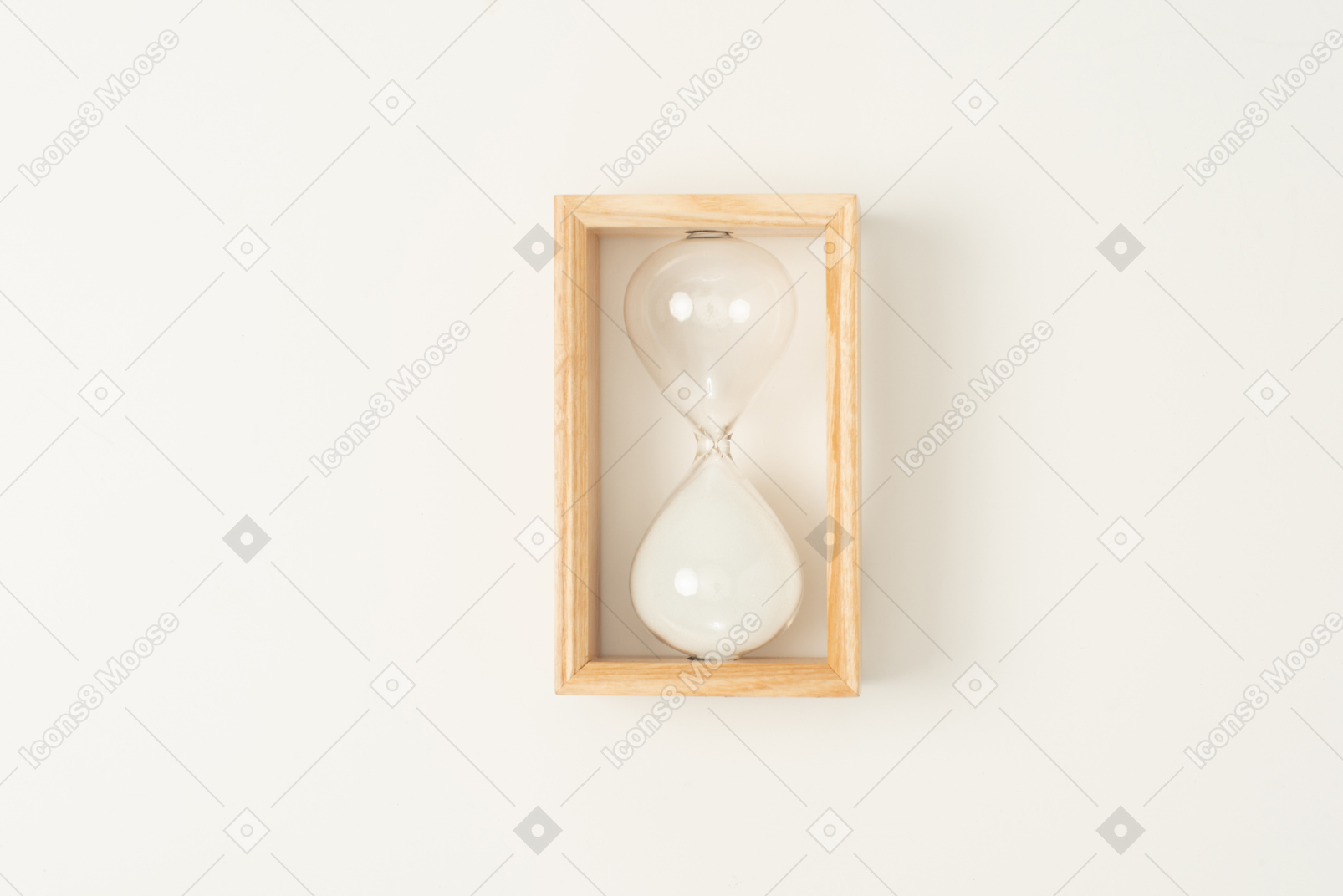 흰색 배경에 나무 모래 시계