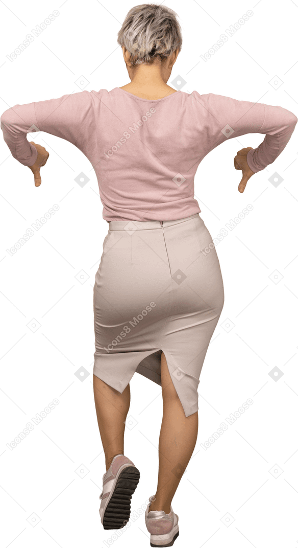 Vue arrière d'une femme en vêtements décontractés montrant les pouces vers le bas