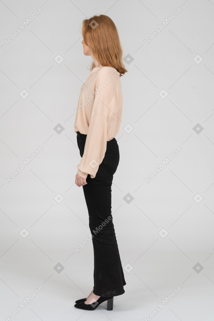 Vista lateral da mulher ruiva em pé