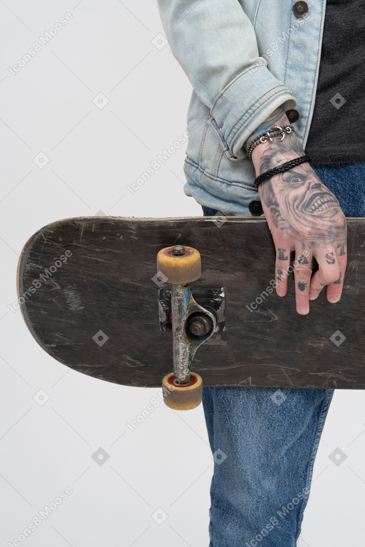 Skate nas mãos tatuadas