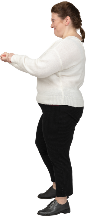 Mujer enojada de talla grande en suéter blanco