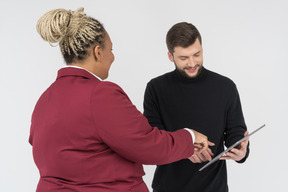 Gestionnaire pointant un employé sur une tablette