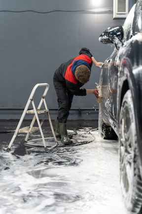 Coche lavado joven