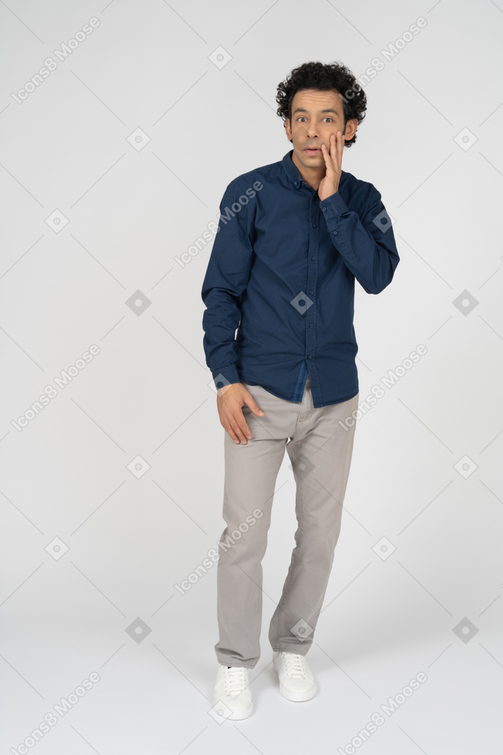 Vista frontal de um homem em roupas casuais