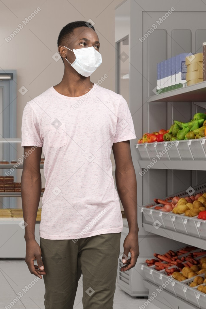 在超市里戴着口罩的男人