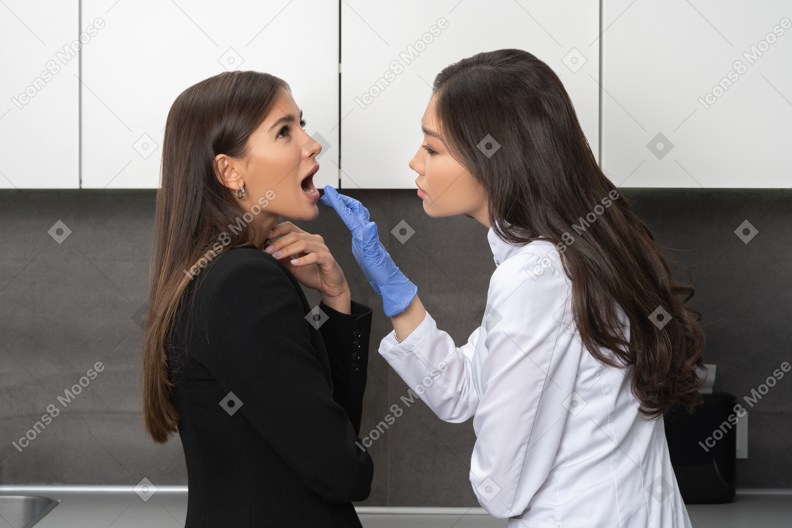 Weiblicher doktor, der mund des patienten überprüft