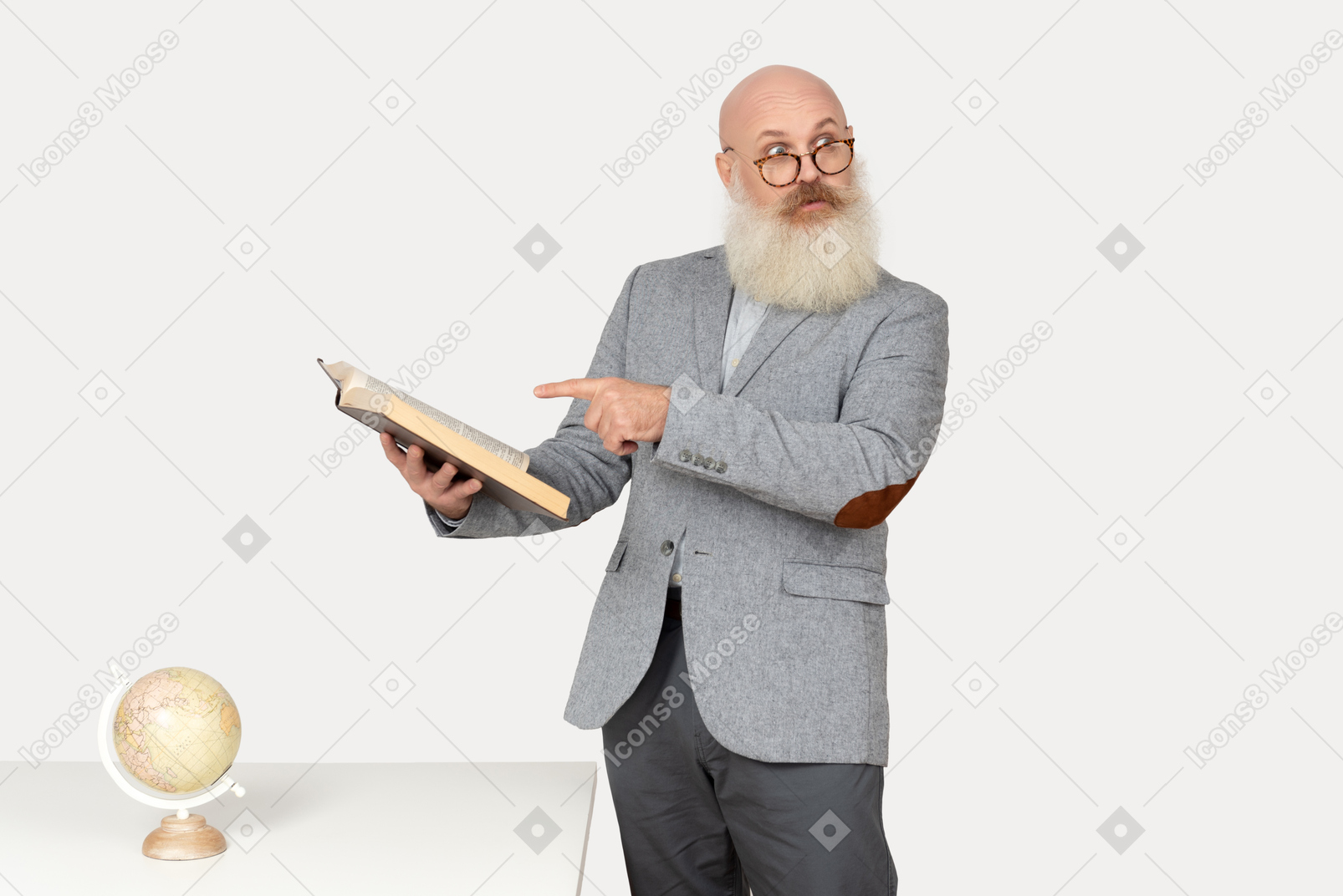 Velho professor segurando um livro e parece falar com alguém