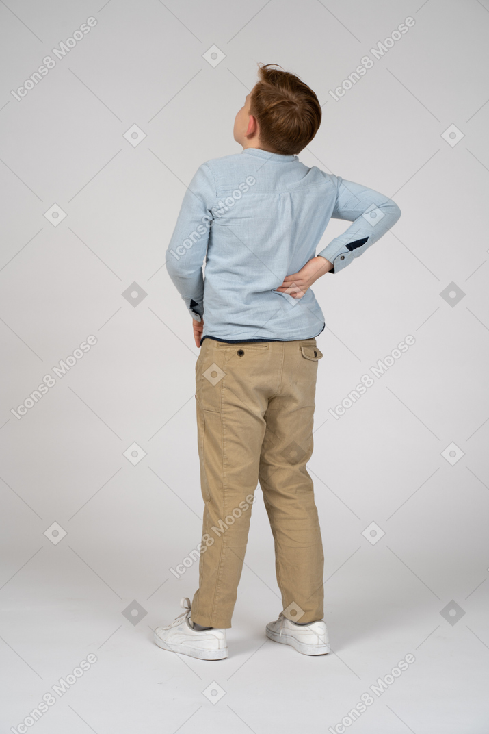 Vista posteriore di un ragazzo che soffre di mal di schiena