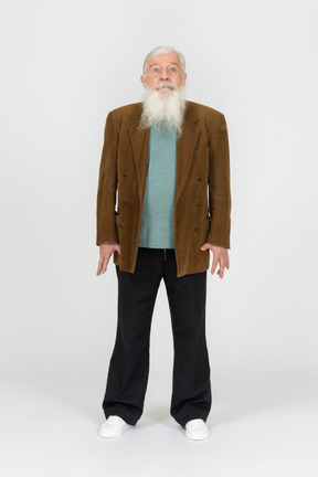 Porträt eines älteren mannes, der fassungslos aussieht