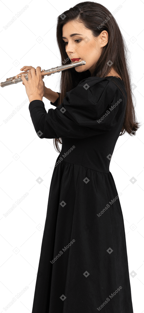 플루트 연주 검은 드레스에 심각한 젊은 아가씨의 측면보기