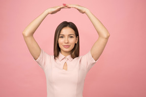 女孩抱着她的手臂在她头顶的一个圆圈关闭