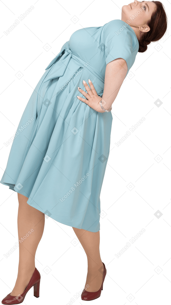 Vista laterale di una donna in abito blu appoggiata all'indietro