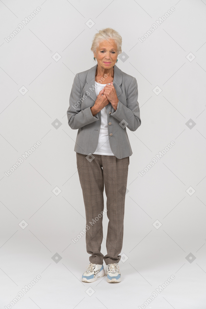 Vista frontale di una donna anziana in giacca e cravatta