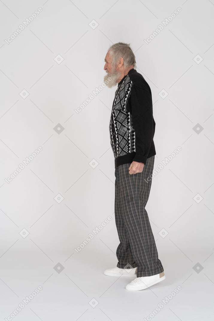 Vista di profilo di un uomo anziano che stringe il pugno