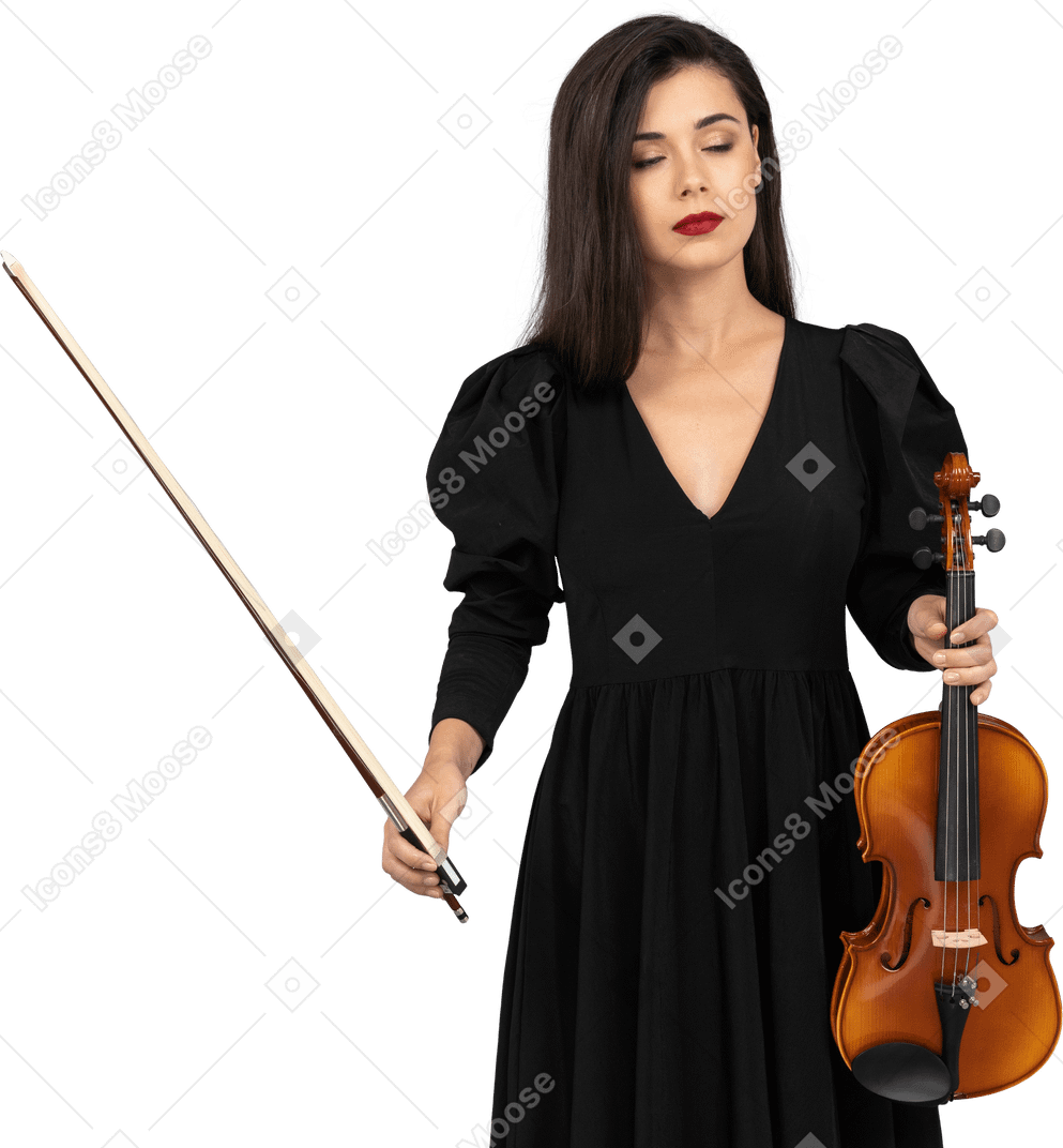 一位身穿黑色连衣裙、拿着小提琴和弓的年轻女士的特写