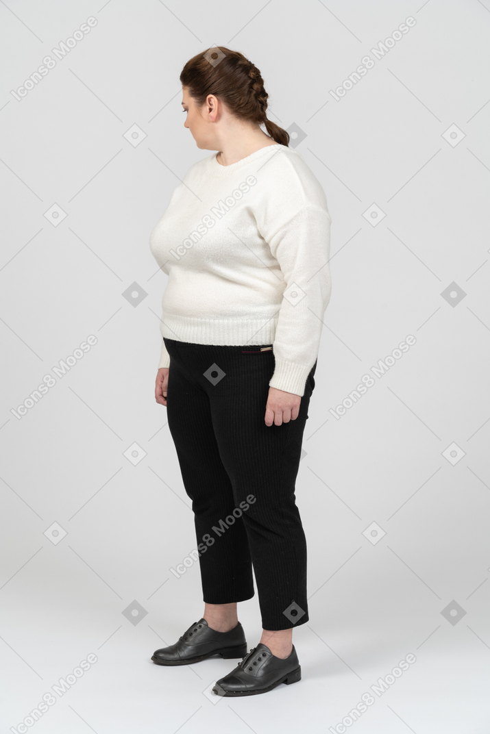 Femme dodue dans des vêtements décontractés debout