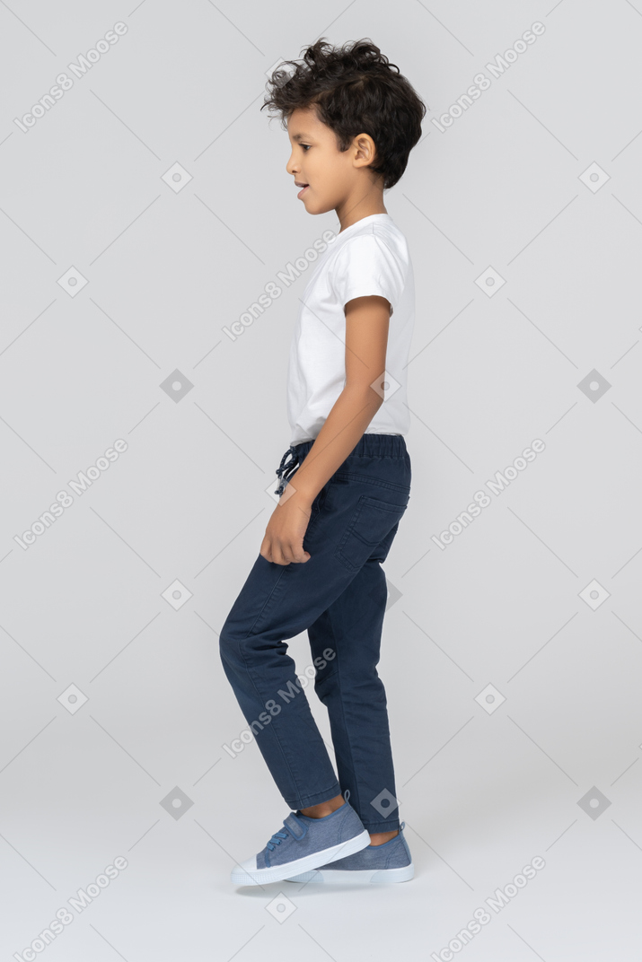 Un niño caminando