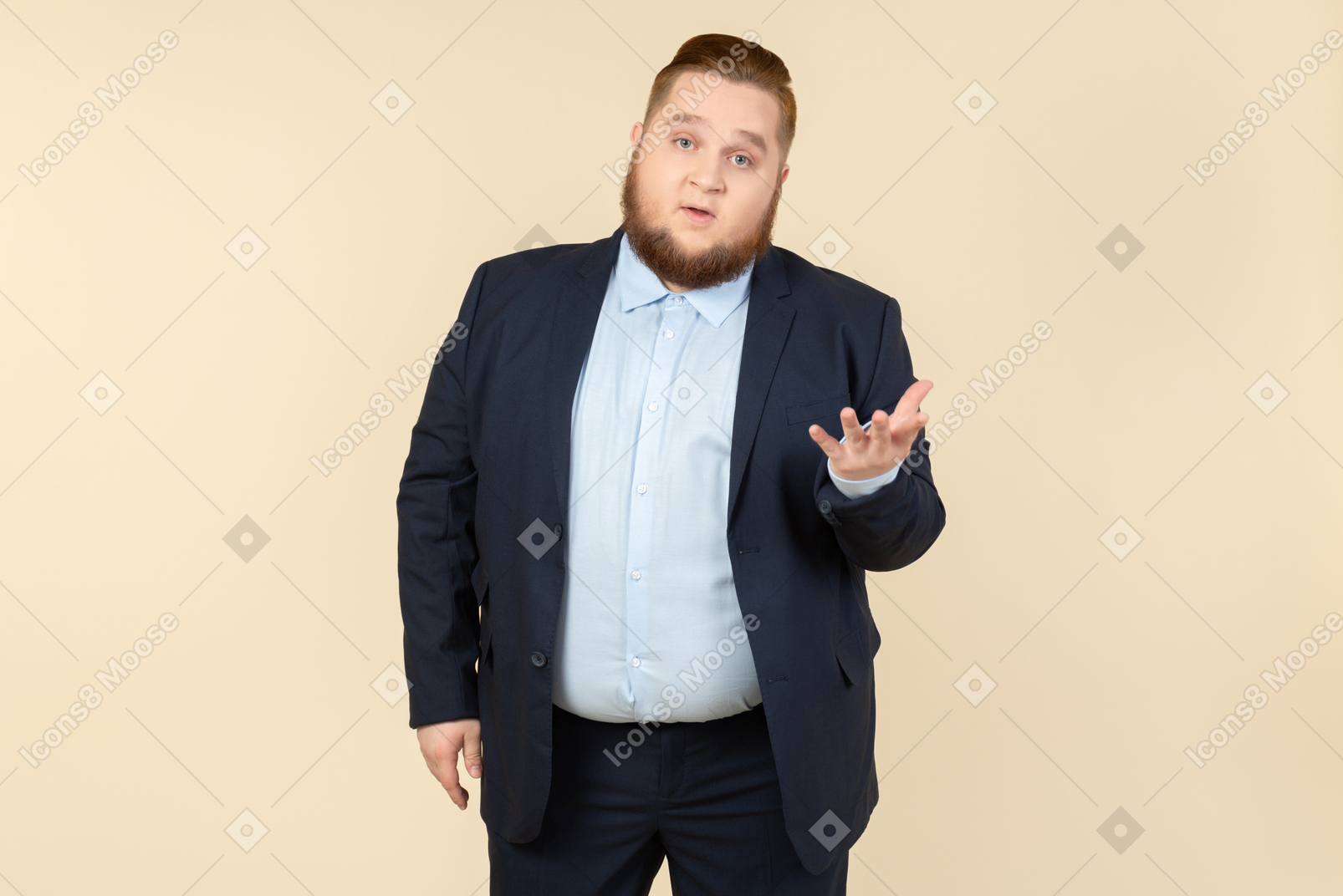 Junger übergewichtiger mann im anzug, der mit etwas gestört schaut
