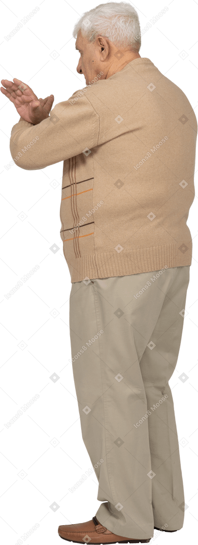 Seitenansicht eines alten mannes in freizeitkleidung, der eine stoppgeste zeigt