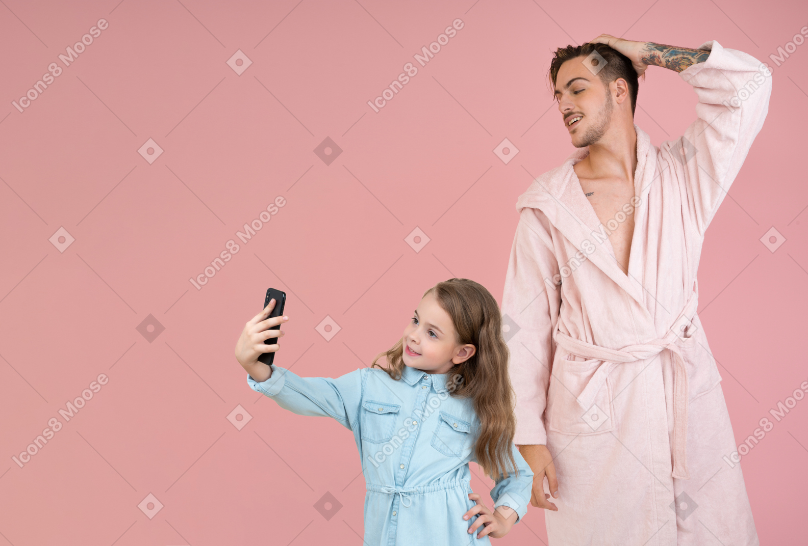 父亲和女儿摆姿势拍照