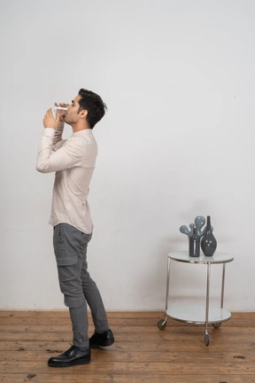 Hombre en camisa agua potable