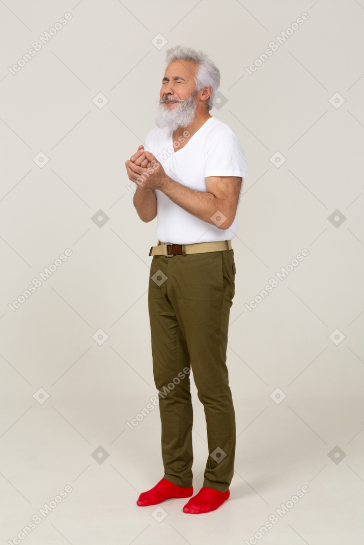 Мужчина в повседневной одежде рвет