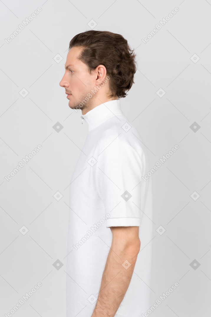 Vista lateral del hombre con camiseta polo blanca.