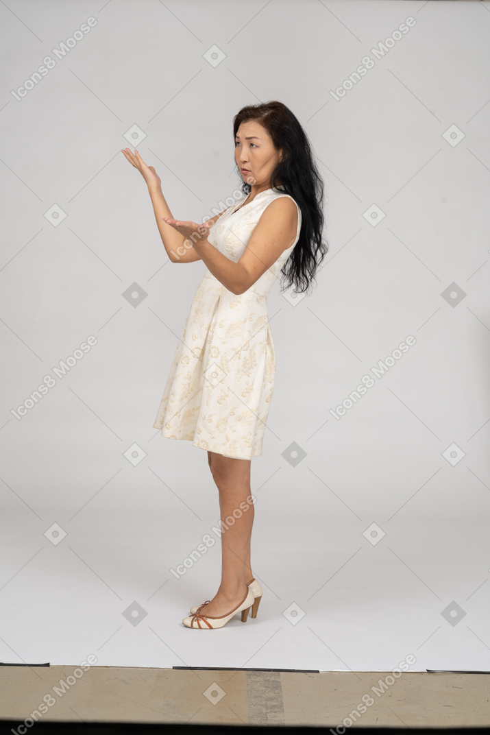Donna in abito bianco in piedi