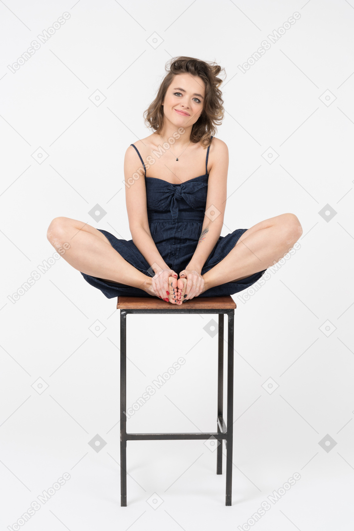 Bela jovem sentada em uma cadeira de bar
