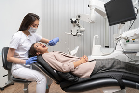 Dentista e paciente durante a operação