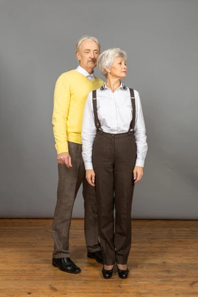 Hombre parado detras de su esposa