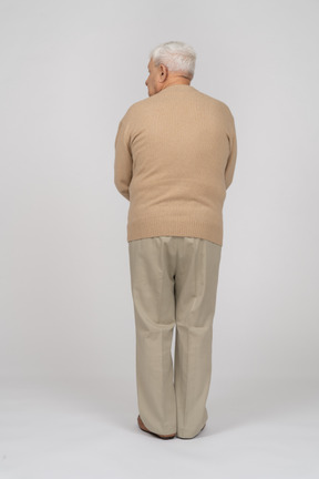 Vista posteriore di un vecchio in abiti casual