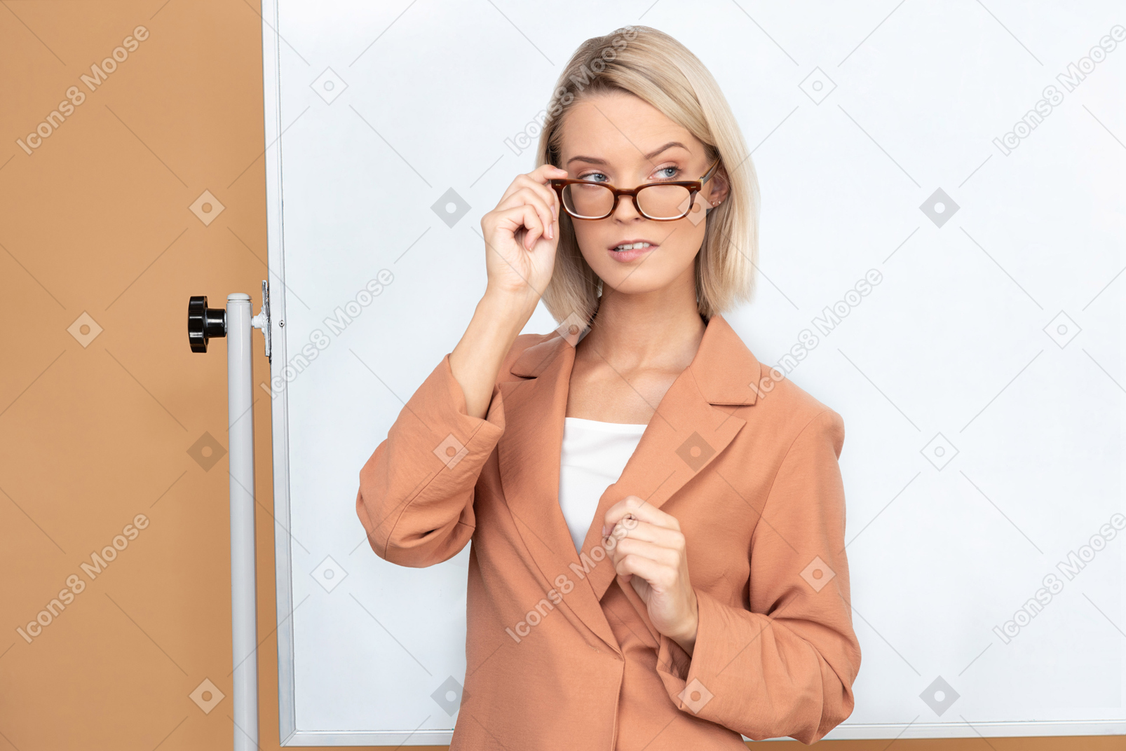 Linda professora em jaqueta de terracota, batendo o lábio