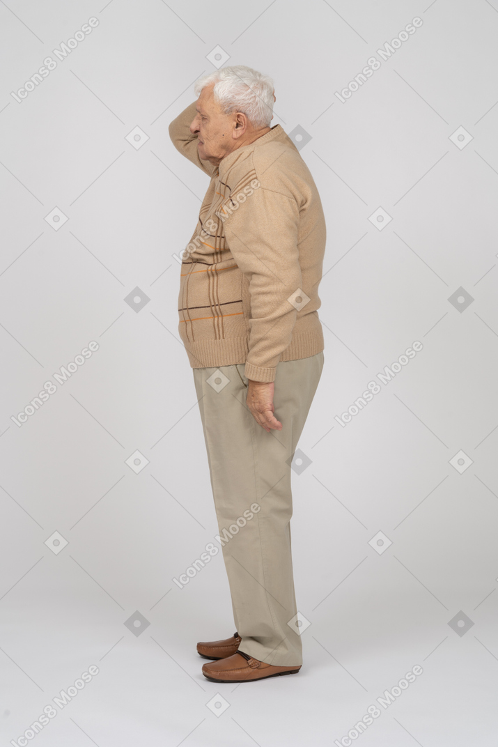 Seitenansicht eines alten mannes in freizeitkleidung, der unter kopfschmerzen leidet