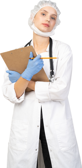 Vista frontal de una joven doctora sosteniendo un lápiz y una tableta