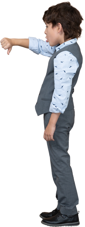 Vista laterale di un ragazzo in abito grigio che mostra il pollice verso il basso