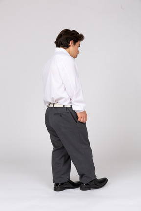 歩くビジネス カジュアルな服装の男の側面図