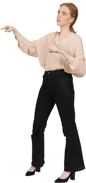 Donna in bella camicetta in piedi