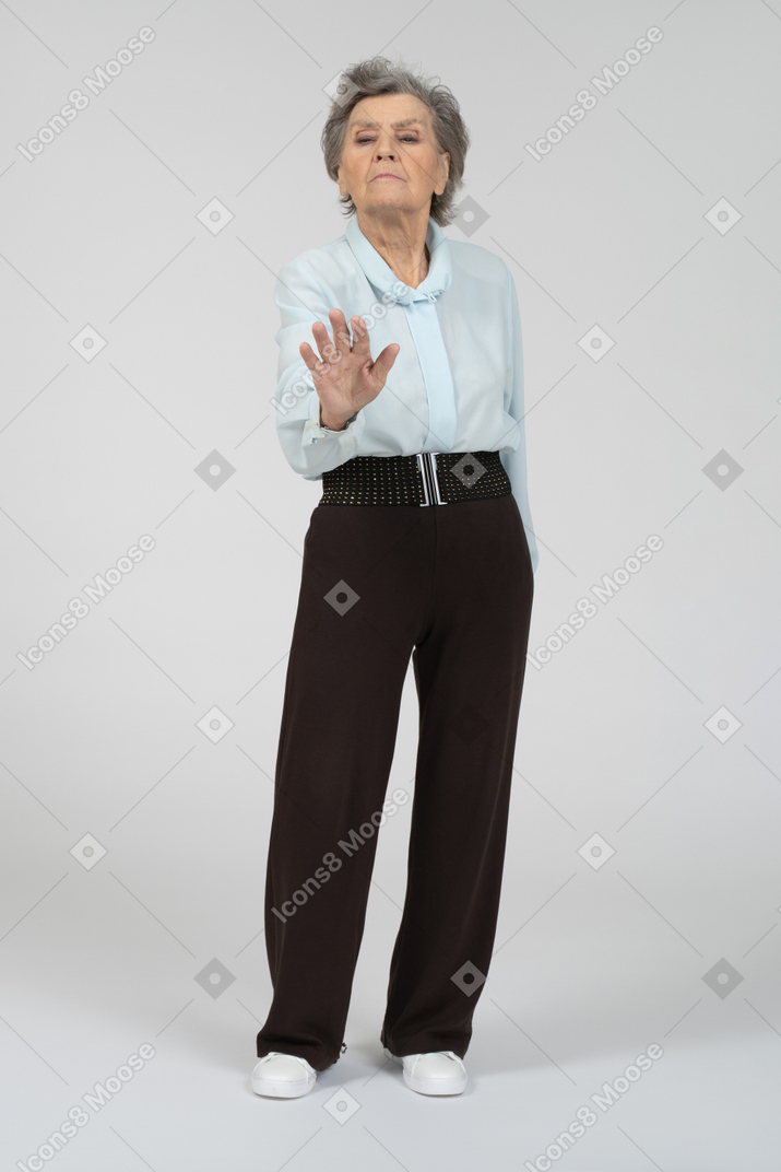 Anciana dando gesto de parada