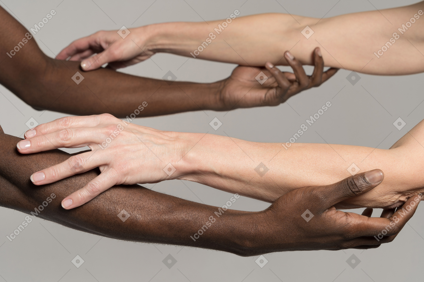Mão negra alcançando a mão branca