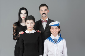 Membros da família addams não estão contentes com o menino em uniforme de marinheiro