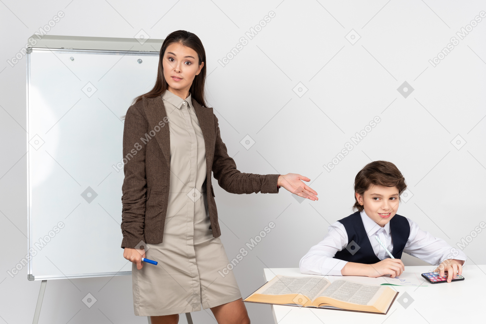Сердитый молодой учитель и игнорирующий ученик
