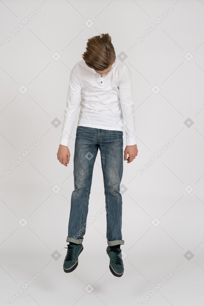 Jeune homme en vêtements casul debout