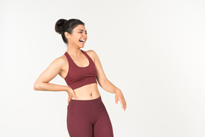 Fille indienne dans sporstwear vérification tracker de remise en forme