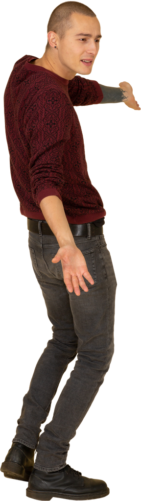 Vista lateral de um jovem de blusa vermelha levantando os braços