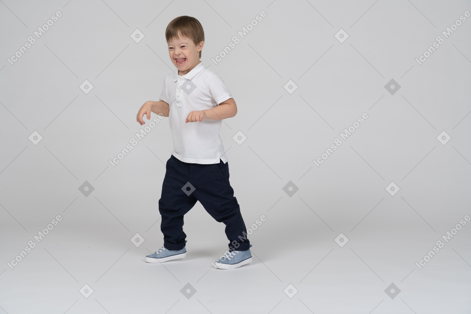 Vista frontal de um garotinho rindo em pé