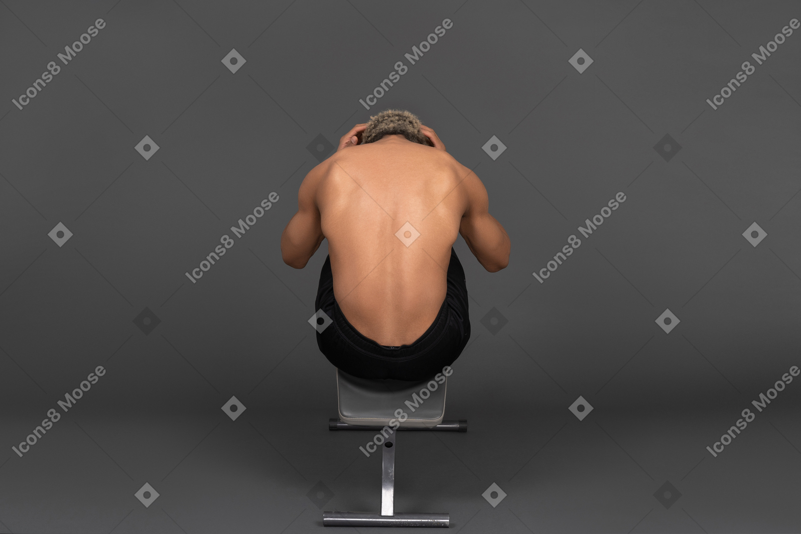 Vista traseira de um homem afro sem camisa fazendo abdominais