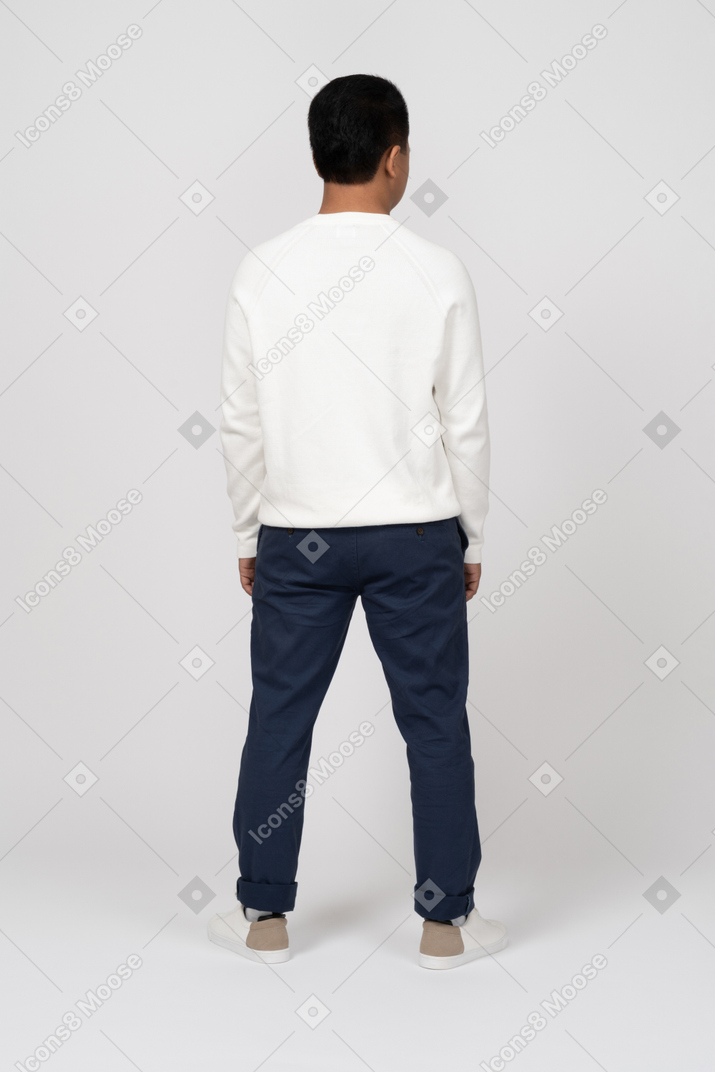 Hombre en un suéter blanco de pie