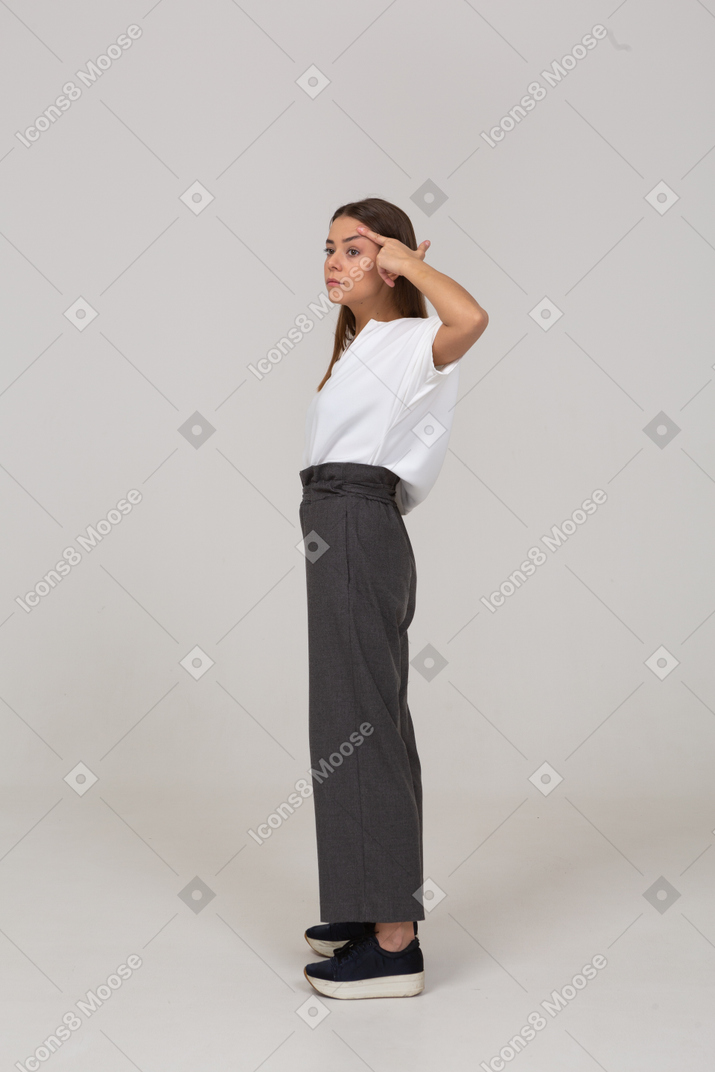 Vista laterale di una giovane donna in abiti da ufficio che guarda da parte e tocca la testa