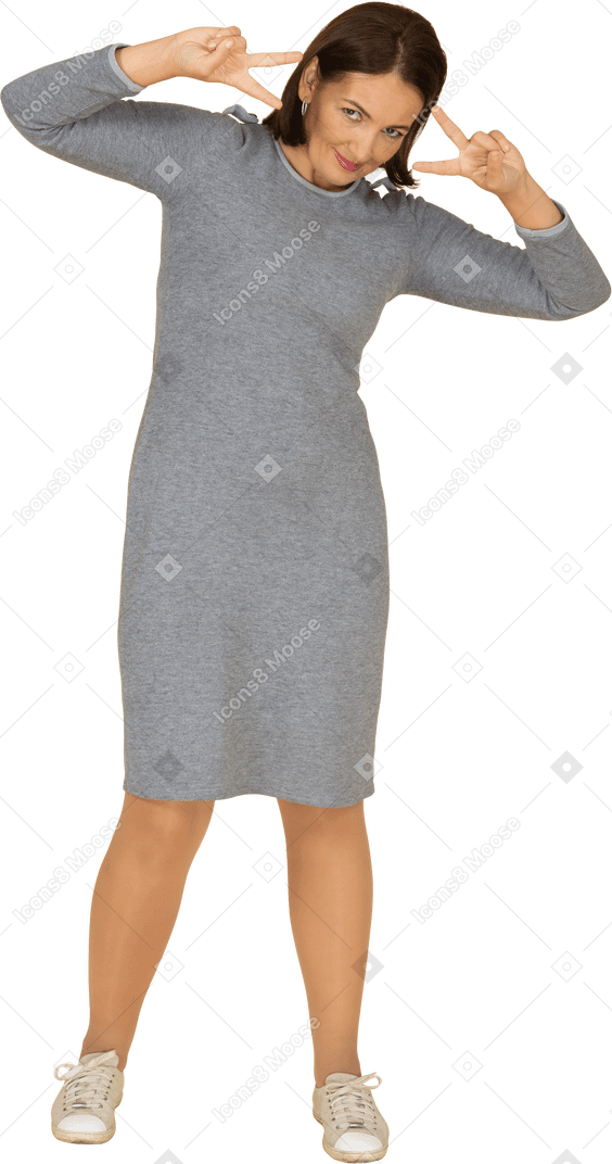 Vista frontale di una donna in abito grigio che gesticola
